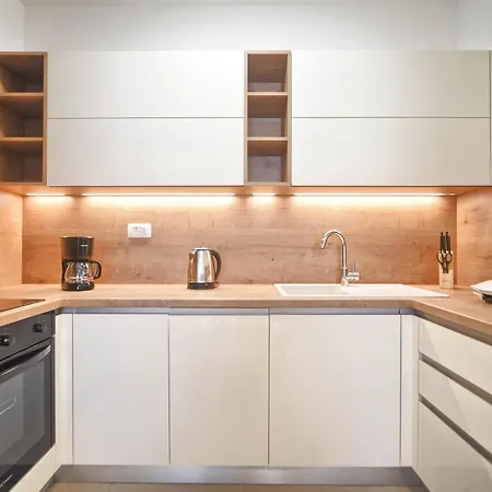 Lola & Bela Пула