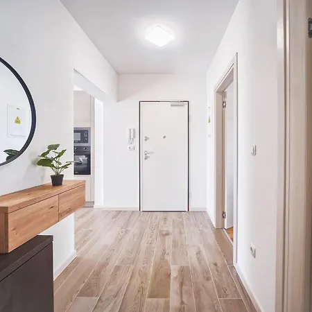 Lola & Bela Пула